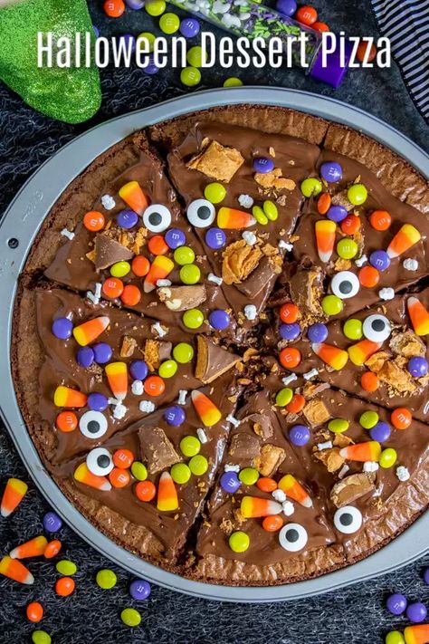 Halloween Dessert Pizza starts with a box of brownie mix and your favorite Halloween candy and bakes up into a delicious Halloween recipe for a party. This easy Halloween recipe idea uses brownie mix, Nutella, and Halloween candy to make a delicious Halloween dessert for kids and adults. It's perfect for parties and a great way to use up leftover Halloween candy. #halloween #halloweenparty #dessert #brownies #candy #homemadeinterest Halloween Dessert Pizza, Toddler Halloween Crafts, Easy Dessert Pizza, Halloween Dessert Recipes Easy, Candy Pizza, Delicious Halloween Desserts, Desserts Halloween, Halloween Platter, Milk Chocolate Brownies