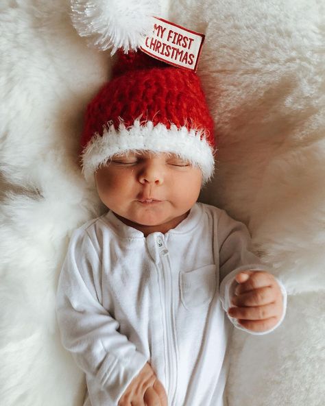 First Santa Picture, Newborn Boy Christmas Pictures, Baby Pictures With Santa, Creative Baby Photoshoot Ideas, December Newborn Pictures, Baby Boy Christmas Photoshoot, Christmas Photo Baby, Baby Holiday Pictures, Newborn Christmas Pictures