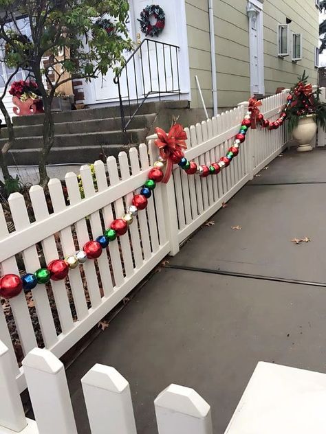 If You Are Worried About Fence Decor Ideas for This Christmas, Here're 20 Creative Ideas You Can Refer to... Picket Fence Christmas Decor, Outdoor Fence Christmas Decorating Ideas, Christmas Fence Decor, Fence Christmas Decorating Ideas, Christmas Fence Decorations Outdoor, Fence Decor Ideas, Picket Fence Decor, Christmas Fence, Fence Lights