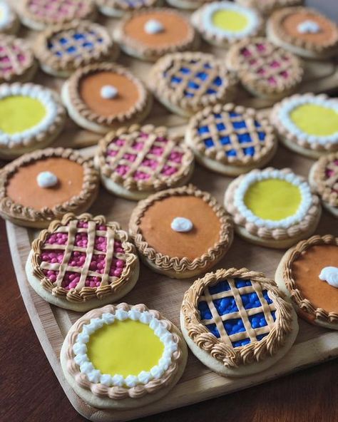 Pie Sugar Cookies. Lemon tastes like lemon, blueberry is a standard vanilla, red berries tastes like raspberry and the pumpkin is a fall spice mix. Sugar cookies are a classic win. #sugarcookie #sugarcookiedecorating #piesugarcookie #dessert #royalicing #lemon #fallbaking #decorating #dessert #fallbaking #thanksgivingcookies #thanksgivingdessert Pie Sugar Cookies, Cherry Pie Cookies, Pumpkin Pie Cookies, Pie Decoration, Beach Cookies, Sugar Cookie Cakes, Miniture Food, Math Geek, Chocolate Chip Cookie Cake