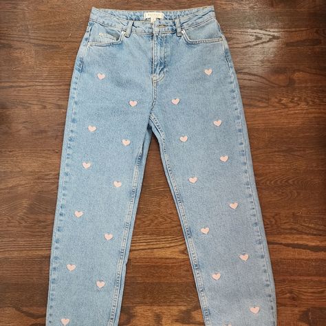 Embroidered Hearts Jeans Nwt Jeans With Hearts On Them, Hand Embroidered Jeans, Heart Jeans, Senior Jeans, Uni Fits, Thrift Flips, Embroidered Hearts, Custom Jeans, Jeans Outfits