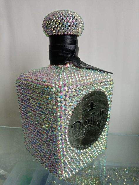 Glitter Champagne Bottle Diy, Alcohol Bottle Decorations, Glitter Champagne Bottles, Bedazzled Liquor Bottles, Bedazzled Bottle, Alcohol Bottle Crafts, Decorated Liquor Bottles, Bling Bottles, Liquor Bottle Crafts