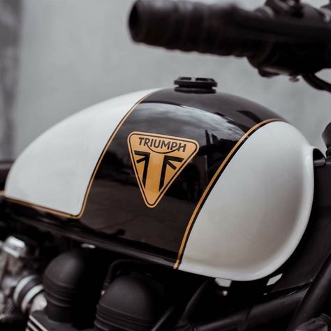 Triumph Tank Paint, Motorcycle Tank Design Ideas, Triumph Street Twin Custom, Street Custom, Triumph Street Scrambler, Yamaha 125, Triumph Thunderbird, Triumph Street Twin, Bike Tank