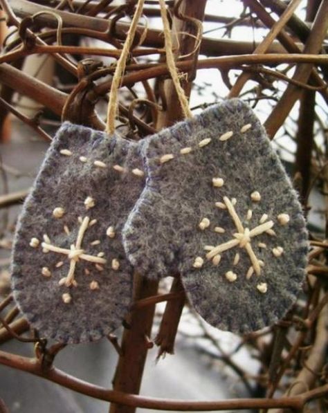 33 Rustic Christmas Ideas Adding Natural Touches to Winter Decorating Mitten Ornaments, Handcrafted Knife, Handcrafted Gifts, Felt Christmas Tree, Felt Christmas Ornaments, Hand Craft, Wool Crafts, Handcrafted Soaps, Christmas Sewing