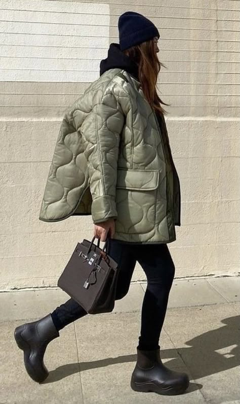 Rain Boot Outfit, Puffer Outfit, Bag Styling, Walking Outfits, Future Outfit, Mode Inspo, Winter 2022, Mode Inspiration, Looks Style