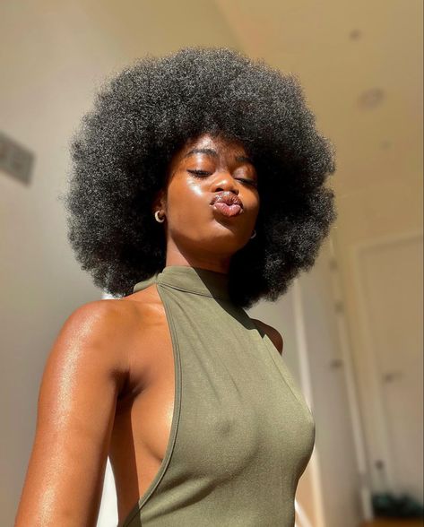 Ethereal Black Women, Afro Model, Feminine Black Women, 4c Afro, Dark Skin Models, Dark Skin Beauty, Natural Curls Hairstyles, Afro Hair, Dark Skin Women