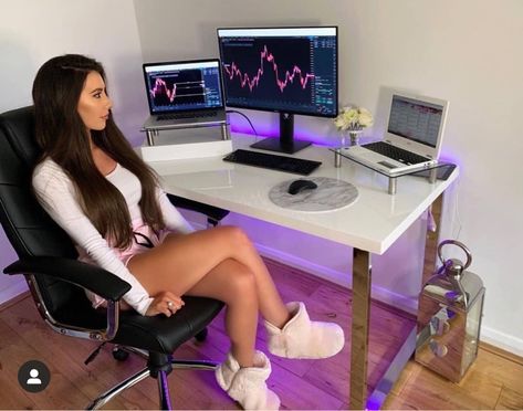 30 Day Squat, Modern Home Office Furniture, Trading Desk, Career Vision Board, Digital Nomad Lifestyle, Trading Charts, Day Trader, Home Office Setup, Money And Happiness