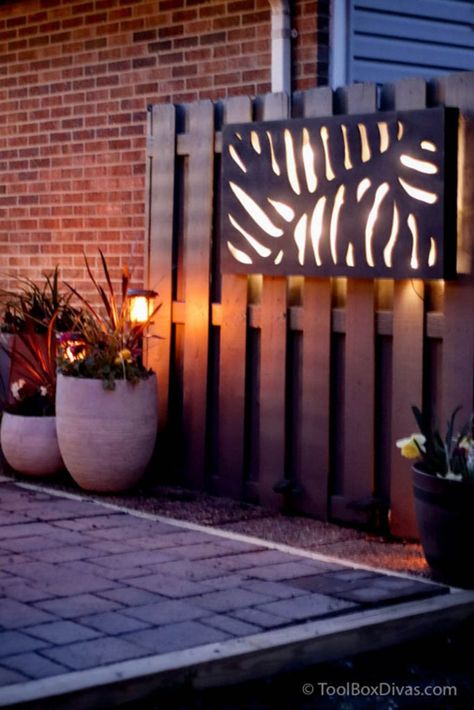 Solar Light Stands Diy, Diy Solar Wall Lights, Easy Diy Patio Furniture, Diy Outdoor Side Table, Easy Diy Patio, Solar Lights Diy, Solar Light Crafts, Lights Ideas, Tiered Garden