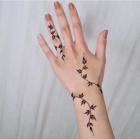 Henna Vines And Leaves, Henna On Back, Simple Henna Designs Hand, Simple Finger Tattoo, Small Henna Designs, Cute Henna Tattoos, Henna Style Tattoos, Wrist Tattoo Ideas, Henna Designs Wrist