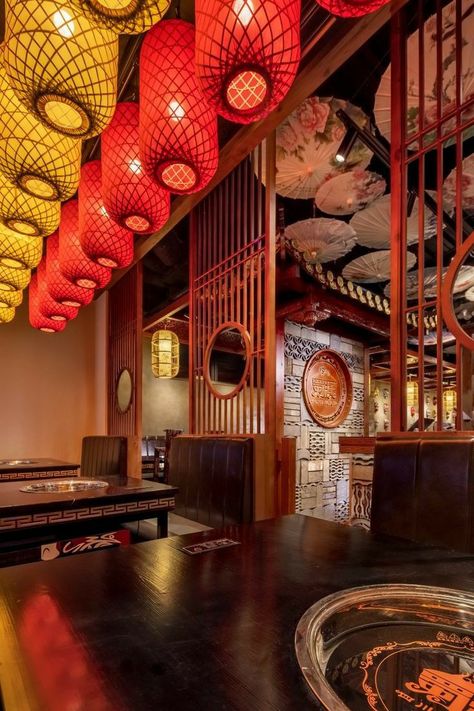 Aesthetic Japanese Restaurant, Chinese Hotpot Restaurant, Hotpot Restaurant Design, Chinese Restaurant Aesthetic, Chinese Cafe Design, Asian Restaurant Interior Design, Modern Asian Restaurant, Chinese Restaurant Interior Design, Asian Restaurant Design