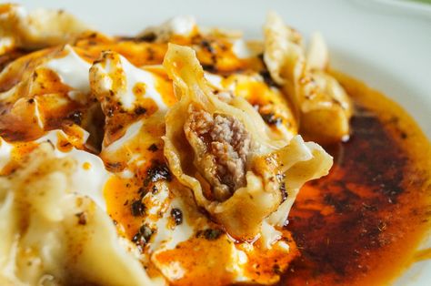 manti (8 of 8) Turkish Dumplings, Dumplings Filling, Manti Turkish, Manti Recipe, Filled Dumplings, Borek Recipe, Turkish Dishes, Beef Dumplings, Turkish Pizza