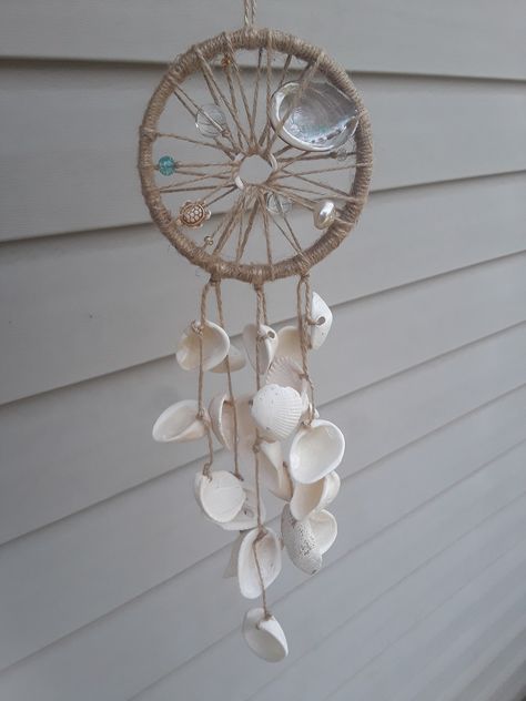 Shell Dream Catcher, Florida Shells, Seashell Artwork, Copper Wire Crafts, Suncatcher Diy, Dream Catcher Mobile, Dream Catcher Art, Knitted Toys Free Patterns, Dream Catcher Craft