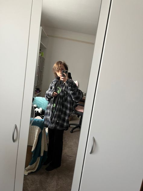 it’s me taking a mirror pic. Wearing a black Riddler hoodie and a dark grey flannel on top of it. also wearing a black baggy jeans. i look a bit mentally ill, but that’s normal Black Baggy Jeans, Brunette Hair With Highlights, Grey Flannel, Mirror Pic, Brunette Hair, Comfy Fits, Baggy Jeans, Hair Highlights, Dark Grey