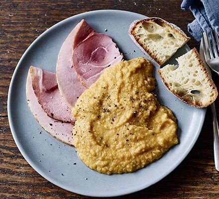 Pease pudding served with ham and bread Pease Pudding, How To Make Crisps, Cheesy Leeks, Sainsburys Recipes, Recipes With Ingredients, Roasted Ham, Yellow Split Peas, Rock Cake, British Dishes