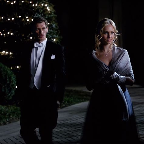 The Vampire Diaries Caroline, Vampire Diaries Caroline, Klaus Tvd, Klaus Caroline, Best Tv Couples, Klaus And Caroline, Vampire Romances, Tv Show Couples, Vampier Diaries