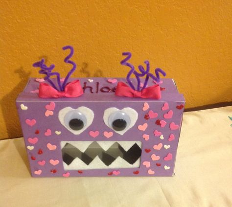 My daughter loves monsters so, it was only appropriate to make this love monster Valentines box! Super easy - in fact It was a last minute thing thrown together from a shoe box and random craft stuff I had lying around! Monster Valentine, Girls Valentines Boxes, Valentines Day Box, Make A Monster, Valentine Boxes For School, Kids Valentine Boxes, Valentine Card Box, Monster Valentines, Valentine Mailbox