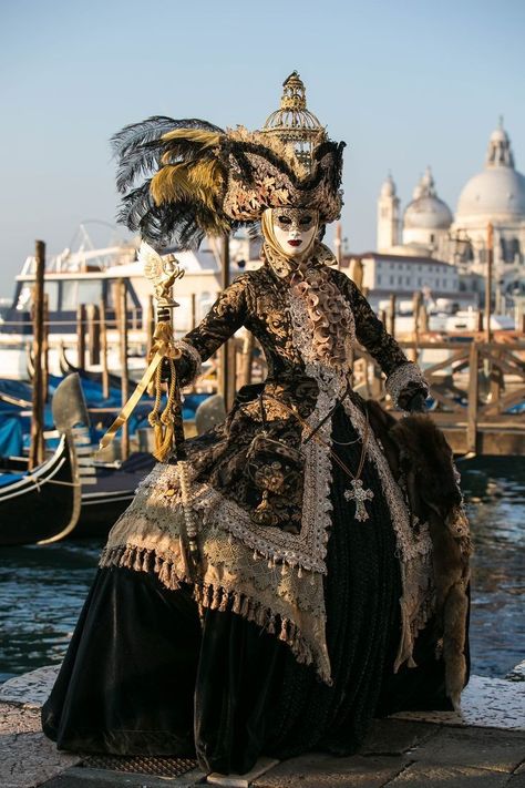 Venice Carnival Aesthetic, Masked Ball Aesthetic, Venetian Costumes, Venice Carnivale, Istoria Modei, Venice Carnival Costumes, Costume Carnaval, Costume Venitien, Venice Mask