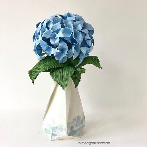 Blue Origami Flowers, Bouquet Origami, Origami Vase, Blue Origami, Origami Flower Bouquet, Paper Origami Flowers, Paper Flower Centerpieces, Origami Projects, Small Flower Arrangements