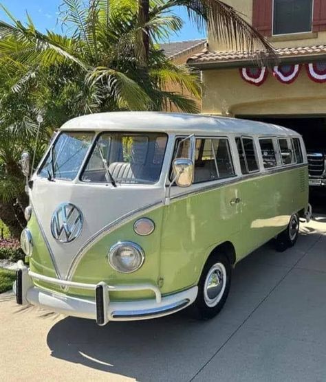 Volkswagen Type 2 Aesthetic, Old Vans Vehicles, Vintage Vans Vehicles, Volkswagen Bus Aesthetic, Old Volkswagen Van, Combi Hippie, 70s Van, Hippie Car, 60s Vibe