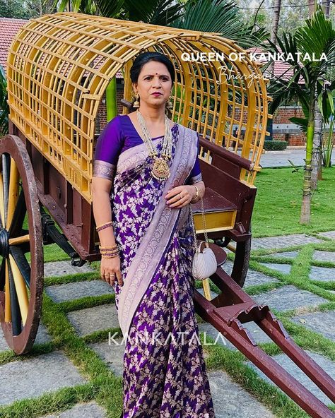 Purple Banarasi Saree, South Indian Bride Jewellery, Silver Saree, Indian Brides Jewelry, Saree Hairstyles, Banarasi Brocade, Latest Blouse Designs Pattern, Silk Saree Kanchipuram, Purple Saree