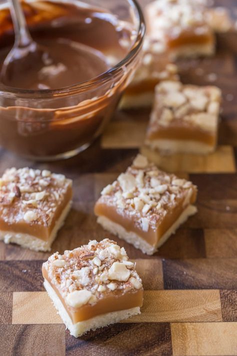 Caramel Almond Shortbread Bites Designer Desserts, Shortbread Bites, Almond Shortbread, Caramel Shortbread, Shortbread Bars, Caramel Desserts, Nice Recipes, Caramel Recipes, Pastry Desserts