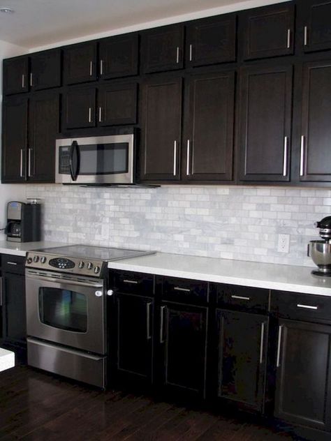 Birch Kitchen Cabinets, Dark Brown Kitchen Cabinets, White Marble Backsplash, Backsplash With Dark Cabinets, Trendy Kitchen Backsplash, Dark Brown Cabinets, Brown Kitchen Cabinets, Kabinet Dapur, Herringbone Backsplash