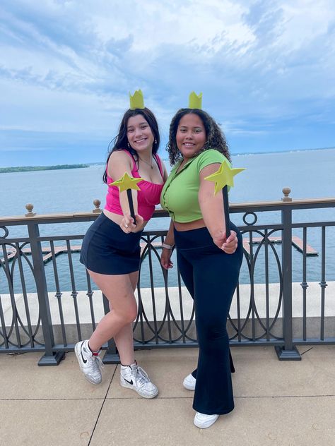 Duo Twin Day Ideas, Spirt Week Character Day Ideas, Disney Vs Nickelodeon Spirit Week, Icon Duos Costume, Twin Day Hoco Week, Dynamic Duo Outfits Spirit Week, Character Day Duo Spirit Week, Cosmos And Wanda Costume, Cosmo E Vanda