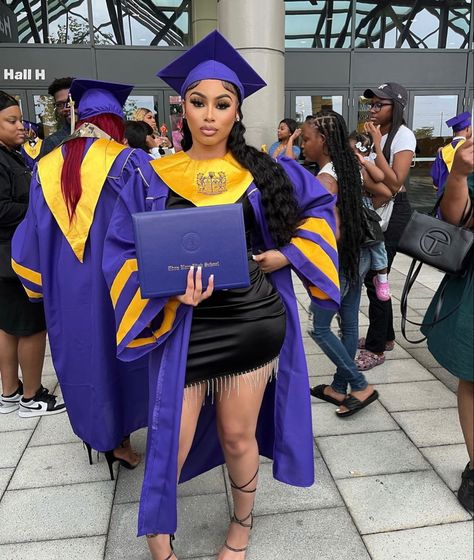 Graduation Day Outfit Ideas, Highschool Graduation Pictures, Graduation Day Outfit, Graduation Dress High School, Highschool Graduation, Black Success, Grad Photography, Day Outfit Ideas, Graduation Picture Poses