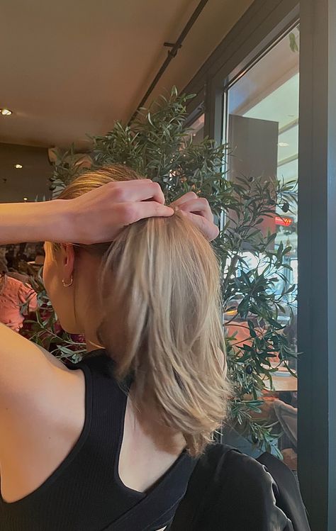 Ponytail With Layers, Layers In A Ponytail, Layered Hair Ponytail, Ponytail Blonde, Blonde Layered Hair, Hair Layers, Blonde Ponytail, Dirty Blonde Hair, A Ponytail