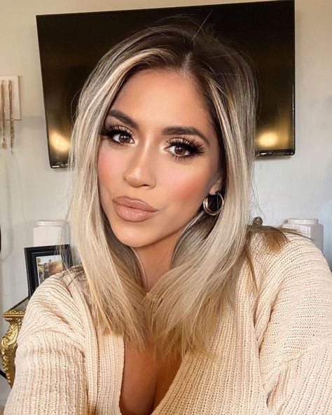 CRISTAL GARCIA on Instagram: “Hieeeeeeeeee 🥰” Blonde Hair On Mexican Women, Latina Blonde Hair Olive Skin, Olive Skin Blonde Hair, Ash Blonde Hair Balayage, Grey Blonde Hair, Grey Hair Dye, Bangs With Medium Hair, Brunette Color, Blonde Hair Blue Eyes