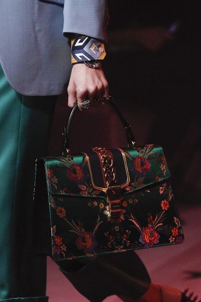 BagAddicts Anonymous: #MFW: Gucci Spring/Summer 17 Runway and Bags Report Gucci Spring 2017, Gucci 2017, Tas Lv, Gucci Spring, Milano Fashion, Gucci Crossbody, Replica Designer Handbags, Milano Fashion Week, Vogue Russia