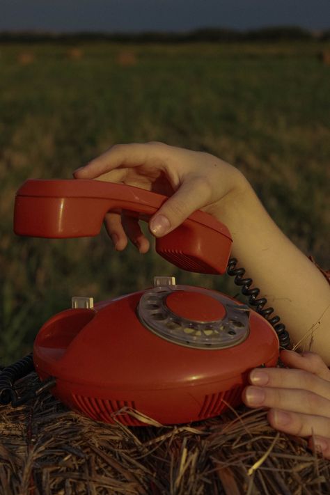 Retro Phone Photoshoot, Telephone Photoshoot Ideas, Old Telephone Photoshoot, Rotary Phone Photoshoot, Old Phone Photoshoot, Old Telephone Aesthetic, Vintage Phone Photoshoot, Telephone Photoshoot, Old Phone Aesthetic