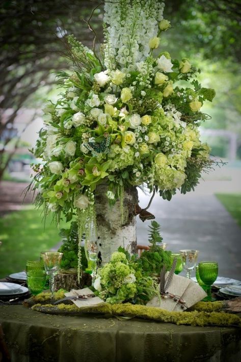 Decoration Buffet, Table Floral Arrangements, Dallas Arboretum, Outdoor Wedding Inspiration, Strictly Weddings, Garden Party Decorations, Colored Glassware, Salou, Wedding Inspiration Fall