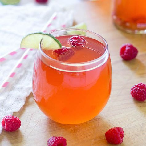 14 Tasty Homemade Kombucha Recipes to Keep Your Belly Happy Tea Punch, Kombucha Flavors, How To Brew Kombucha, Kombucha Recipe, Homemade Kombucha, Chile Jalapeño, Peach Lemonade, Kombucha Tea, Strawberry Margarita