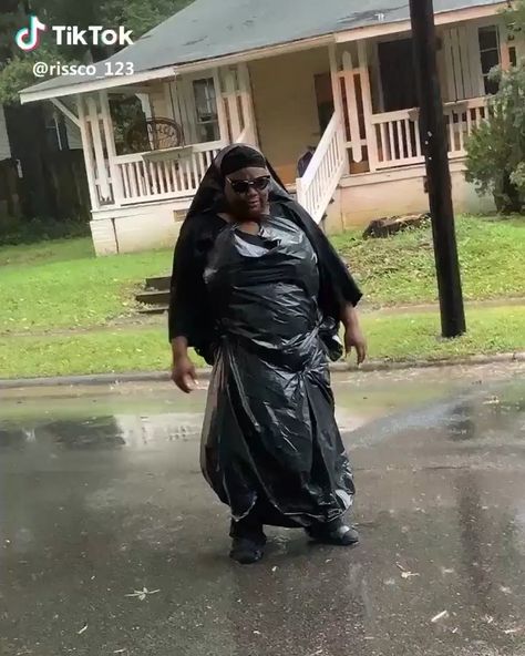 Missy Elliott on Instagram: “Yooooo WAIT yall still using these trash bags as “The Rain” outfits? 🤦🏾‍♀️ them trash bags not cheap😳🤷🏾‍♀️😂🤣! Yo socks getting soaked ma😩😂…” Trash Bag Dress, Rain Outfits, Dumping Syndrome, Plastic Outfit, Can't Hold Us, Rain Outfit, Missy Elliot, Aladdin 2019, Missy Elliott