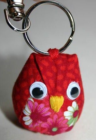 Tutoriels et modèles, faire un porte clefs en tissu Penanda Buku, Owl Keychain, Owl Crafts, Small Sewing Projects, Creation Couture, Couture Sewing, Sewing Toys, Diy Couture, Sewing Gifts