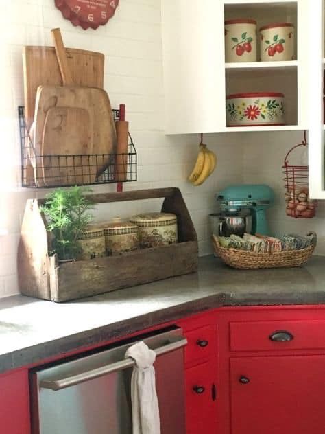 Toolbox Decor, Wooden Tool Caddy, Tool Storage Ideas, Storage Barn, Old Tool Boxes, Muebles Shabby Chic, Tool Caddy, Wooden Tool Boxes, Box Decor