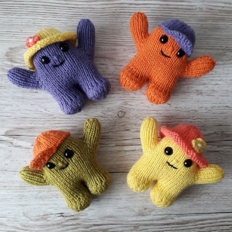 Knit Toys Free Pattern Stuffed Animals, Knitting Toys Easy, Knitting Bear, Finger Puppet Patterns, Knitted Stuffed Animals, Miniature Knitting, Knitted Doll Patterns, Knitted Toys Free Patterns, Knitting For Charity