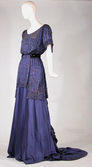 Tea gown, R. Maurer, early 20th century. Doyle New York 1910s Dress, Edwardian Tea Dress, Early 20th Century Fashion, Fashion 1910, Tea Gown, Bijoux Art Nouveau, 1900s Fashion, 1910s Fashion, 20th Century Fashion