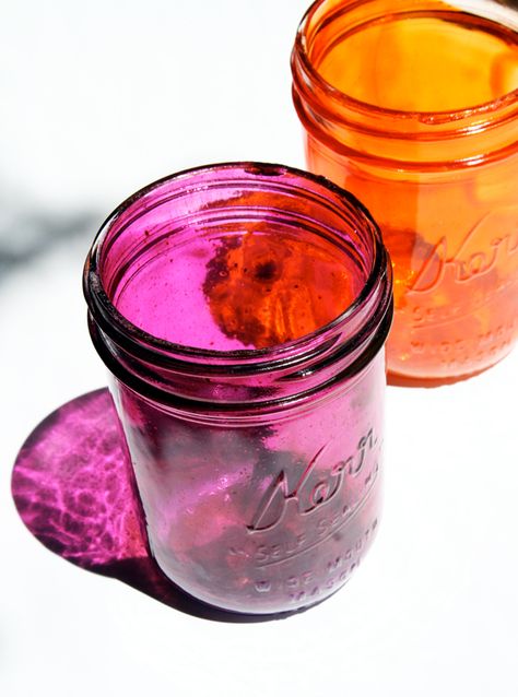 So Cool: How to Make Colored Mason Jars in 4 Easy Steps Diy Bottles, Do It Yourself Decoration, Jar Projects, Bottle Trees, Colored Mason Jars, Jar Art, Modge Podge, Glass Mason Jars, Glass Projects