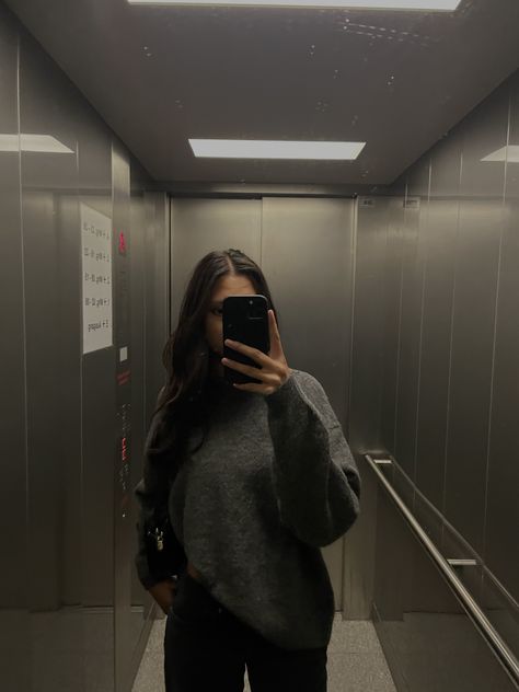 Brunette Girl Mirror, Woman Office, Brunette Girl, Mirror Pic, Outfit Goals, Work Fashion, Ootd