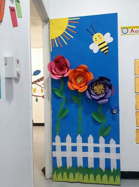 Kindergarten Door, Teaching Classroom Decor, Classroom Decor Ideas, Craft App, School Door Decorations, Preschool Classroom Decor, Graduation Backdrop, School Doors, Room Mom