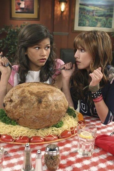 Disney Channel Friendships, Dcom Movies Disney Channel, Disney Shows Aesthetic, Cece And Rocky, Disney Channel Aesthetic, Bella Thorne And Zendaya, Shake It Up, Disney Eras, Old Disney Channel