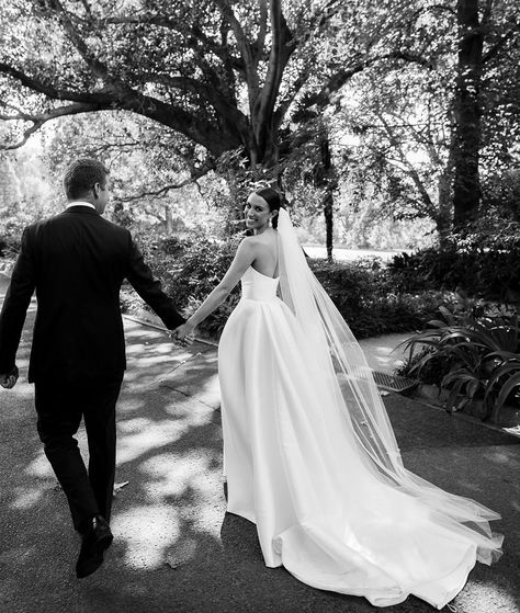 Simple Long Wedding Dress, Vogue Bride, Beach Mermaid, Long Wedding Dress, Amazing Wedding Photos, Bride And Groom Portraits, Wedding Photography Styles, Photography 101, Groom Portraits