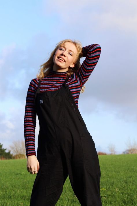 Black Denim Dungarees Outfits, Lucy Yak Outfit, Lucy And Yak Overalls Outfit, Black Dungarees Outfit, Dungarees Outfit Lucy And Yak, How To Style Dungarees, How To Wear Dungarees, Lucy And Yak Dungarees Outfit, Dungaree Outfits