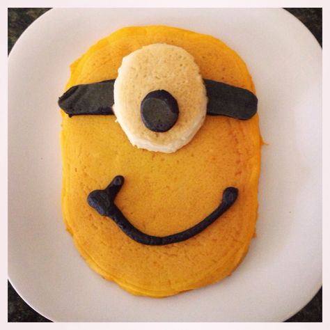 Despicable Me Minion pancakes! Just add food coloring to pancake mix. Easy Pancake Designs, Bluey Pancakes, Pancake Art Easy, Character Pancakes, Minion Pancakes, Pancake Art Ideas, Pancake Animals, Pancake Mix Uses, Pancake Ideas