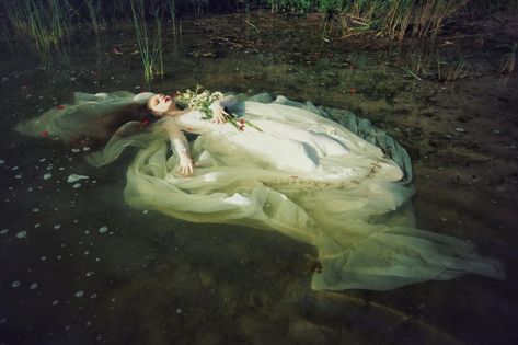 Femininity, Flora and Fairy tales: The Photography of Voodica John Everett Millais, Fantasy Photography, Pre Raphaelite, Water Photography, Underwater Photography, 인물 사진, The Darkness, Photography Inspiration, Art Reference