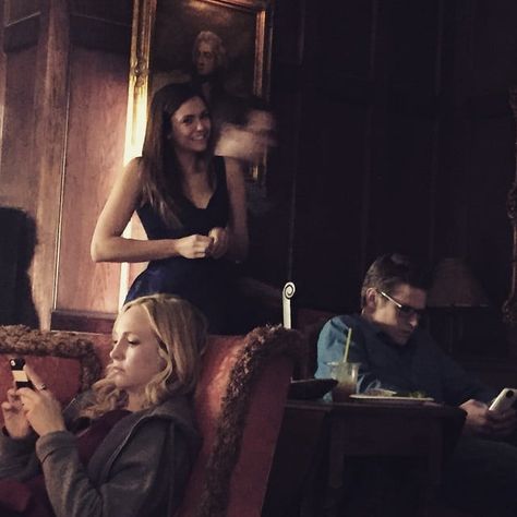 Dobrev smiled for the camera while her costars remained buried in their phones. Katerina Petrova, Vampier Diaries, The Vampire Diaries 3, Vampire Diaries Seasons, Vampire Diaries Wallpaper, Vampire Diaries Damon, Vampire Diaries Funny, Casting Pics, Original Vampire