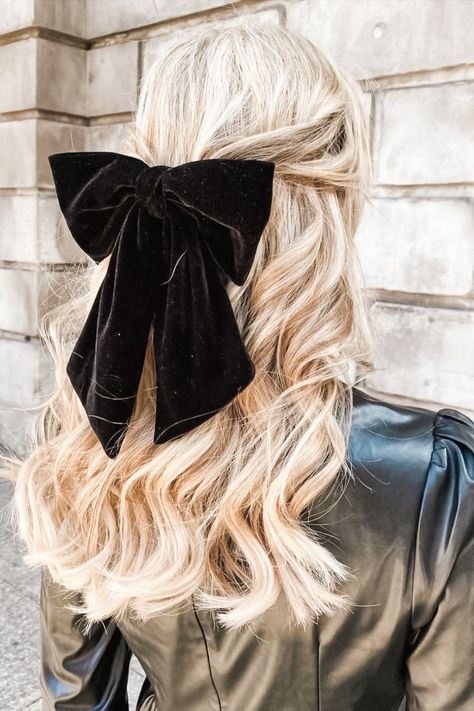 Chignon Updo, Christmas Hair Accessories, Bridal Hair Updo, Bow Hairstyle, Ribbon Hairstyle, Peinados Fáciles Para Cabello Corto, Velvet Hair, Christmas Hair, Velvet Bow