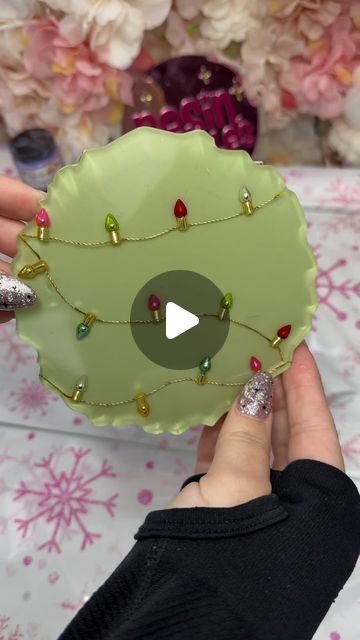 Christmas Resin Coasters Diy, Resin Christmas Coasters, Christmas Resin Coasters, Uv Resin Ideas, Christmas Resin Ideas, Diy Coaster, Epoxy Resin Coasters, Christmas Resin, Epoxy Ideas